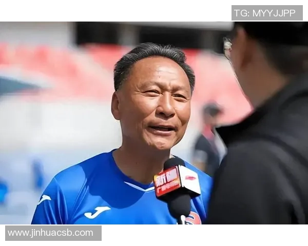 足球巨星化身老者展现独特魅力引发球迷热议